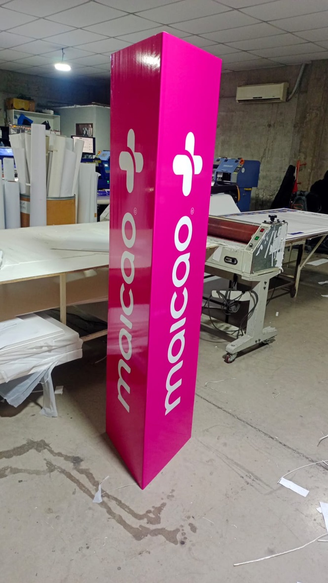 Totem corporativo realizado por Fullgraf